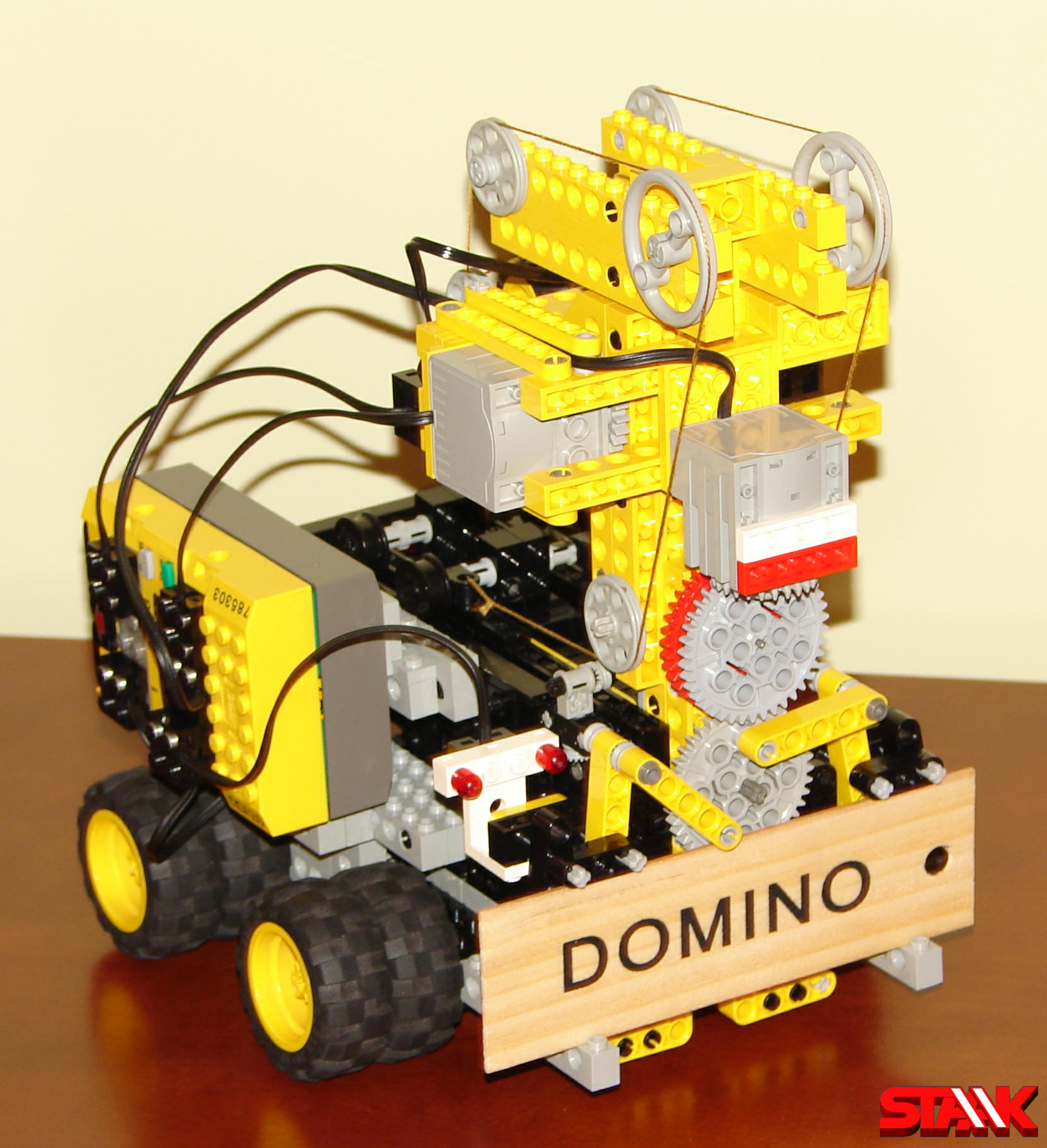 staak_dominobot_0.jpg