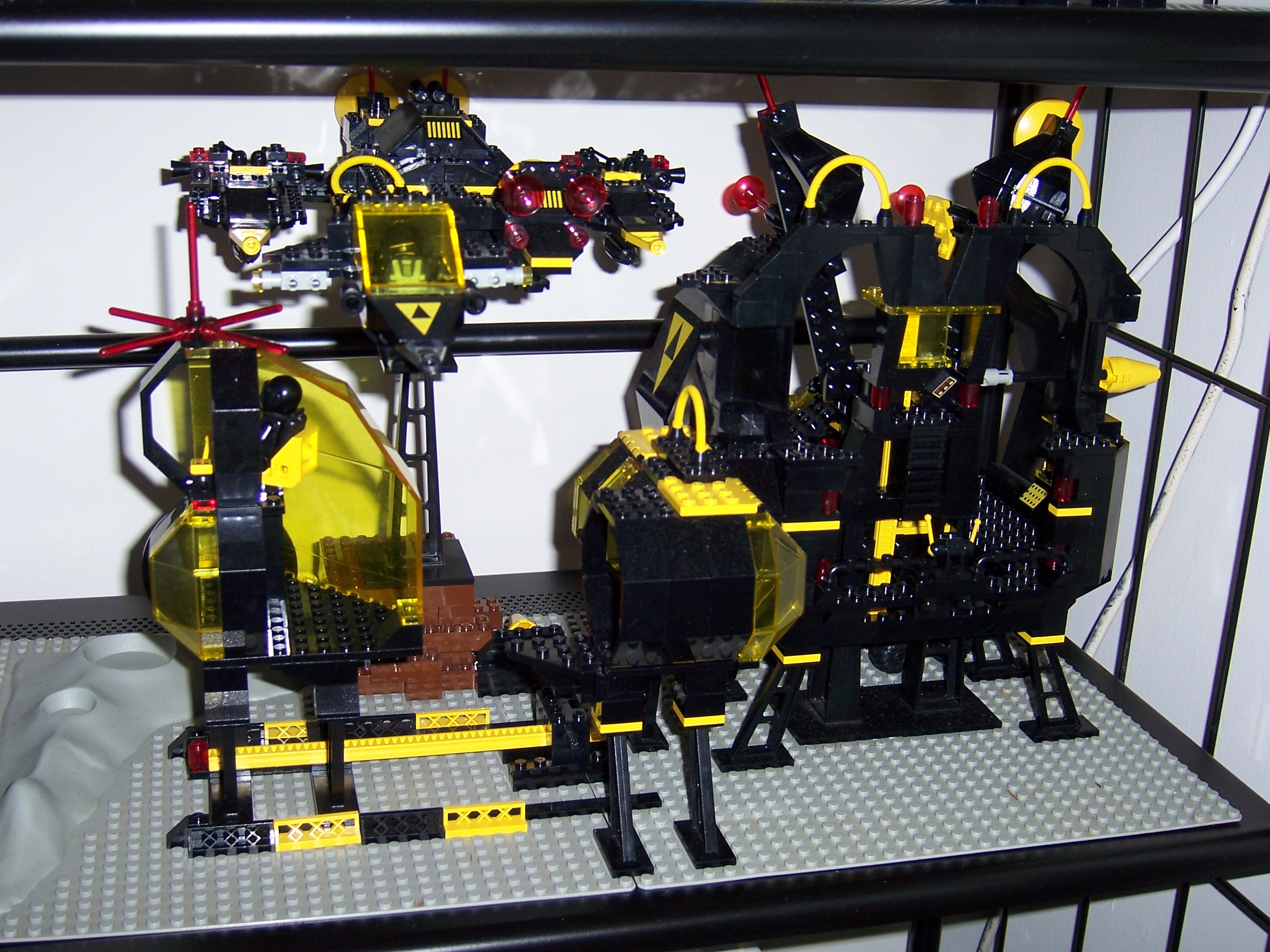 6987_and_other_blacktron_ship.jpg