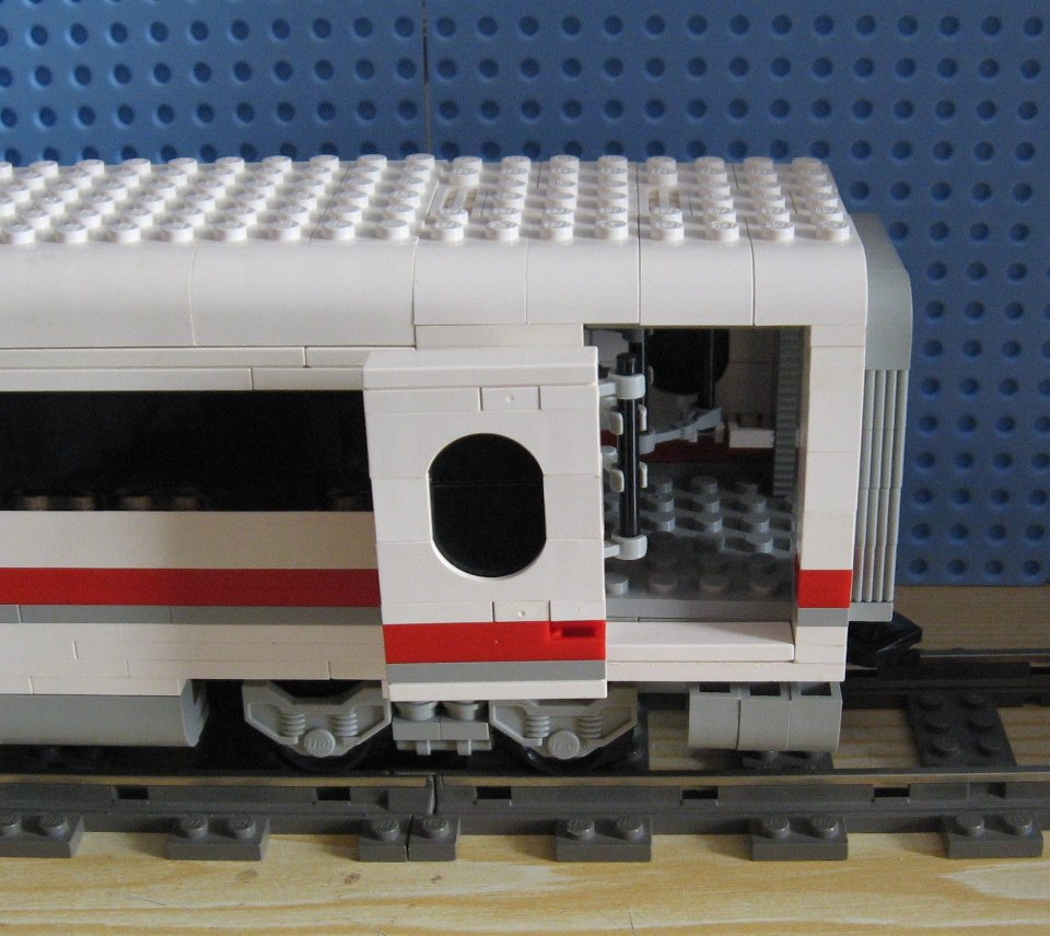 zug_br401_ice2_03-8-01_tuer.jpg
