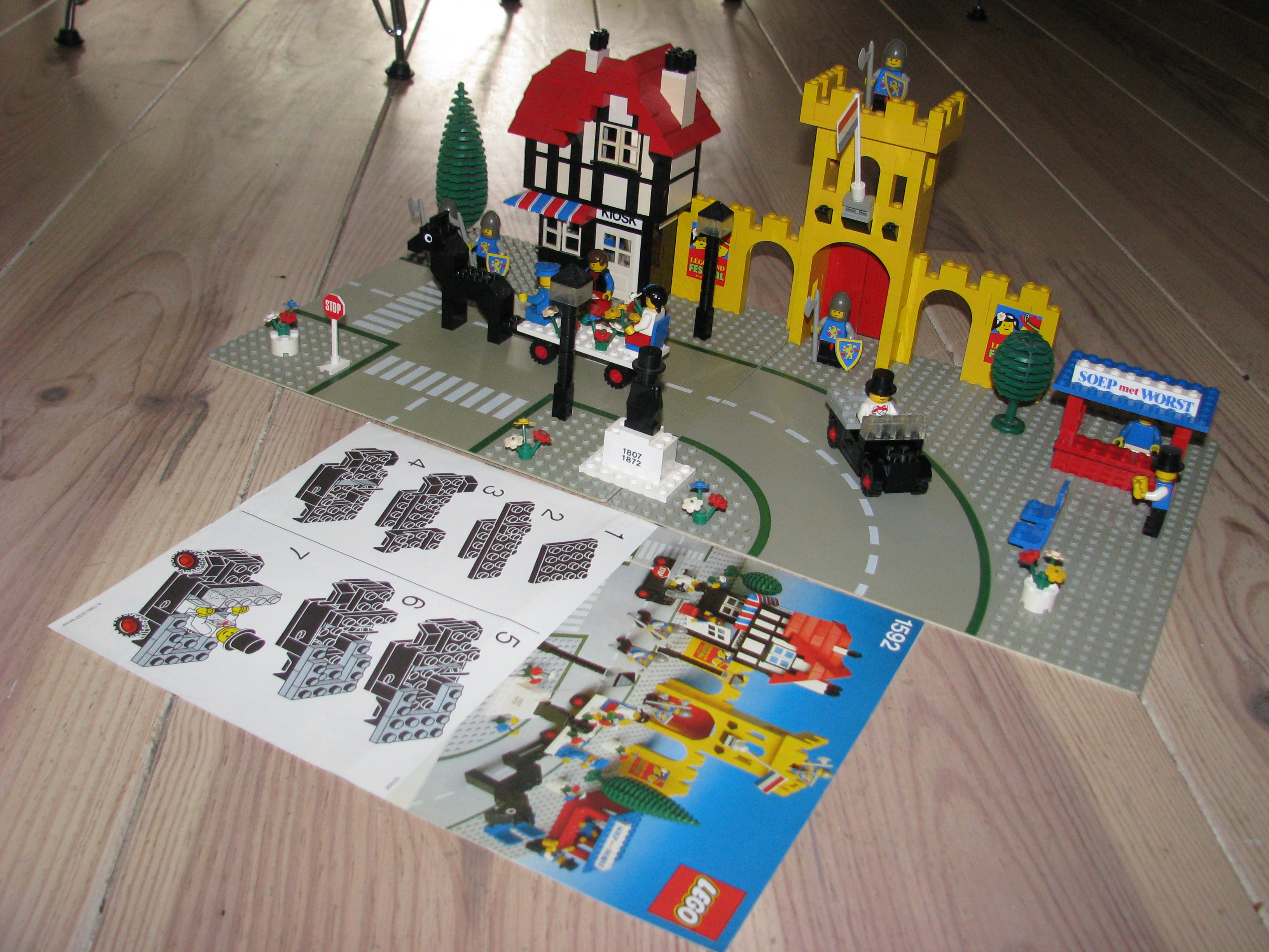 1592-town_square_-_castle_scene_dutch_version.jpg