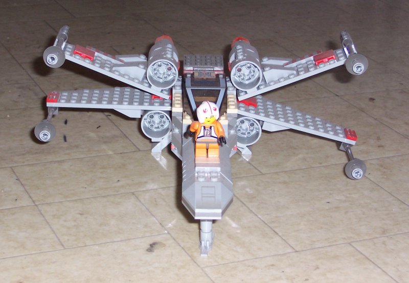 lego_x_wing_front_view_800x555_18-2-2005.jpg