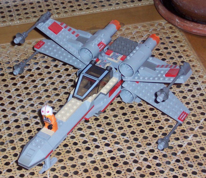 lego_x_wing_top_view_800x691_18-2-2005.jpg