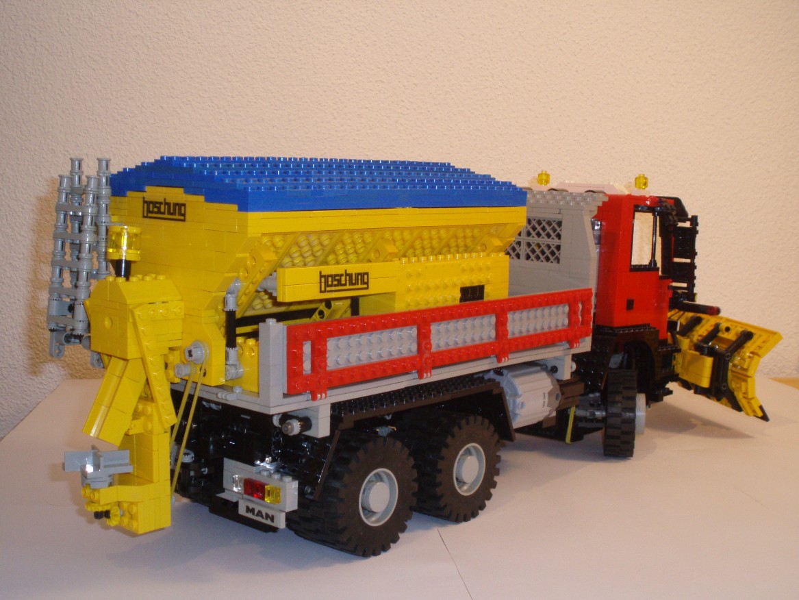 man_snowplow_004k.jpg