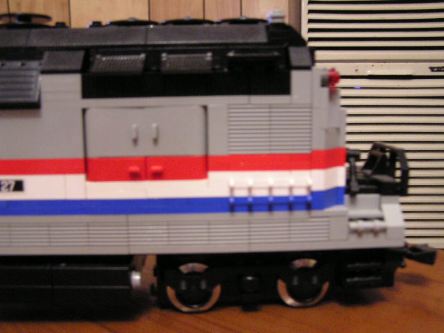 010trainengine-side.jpg