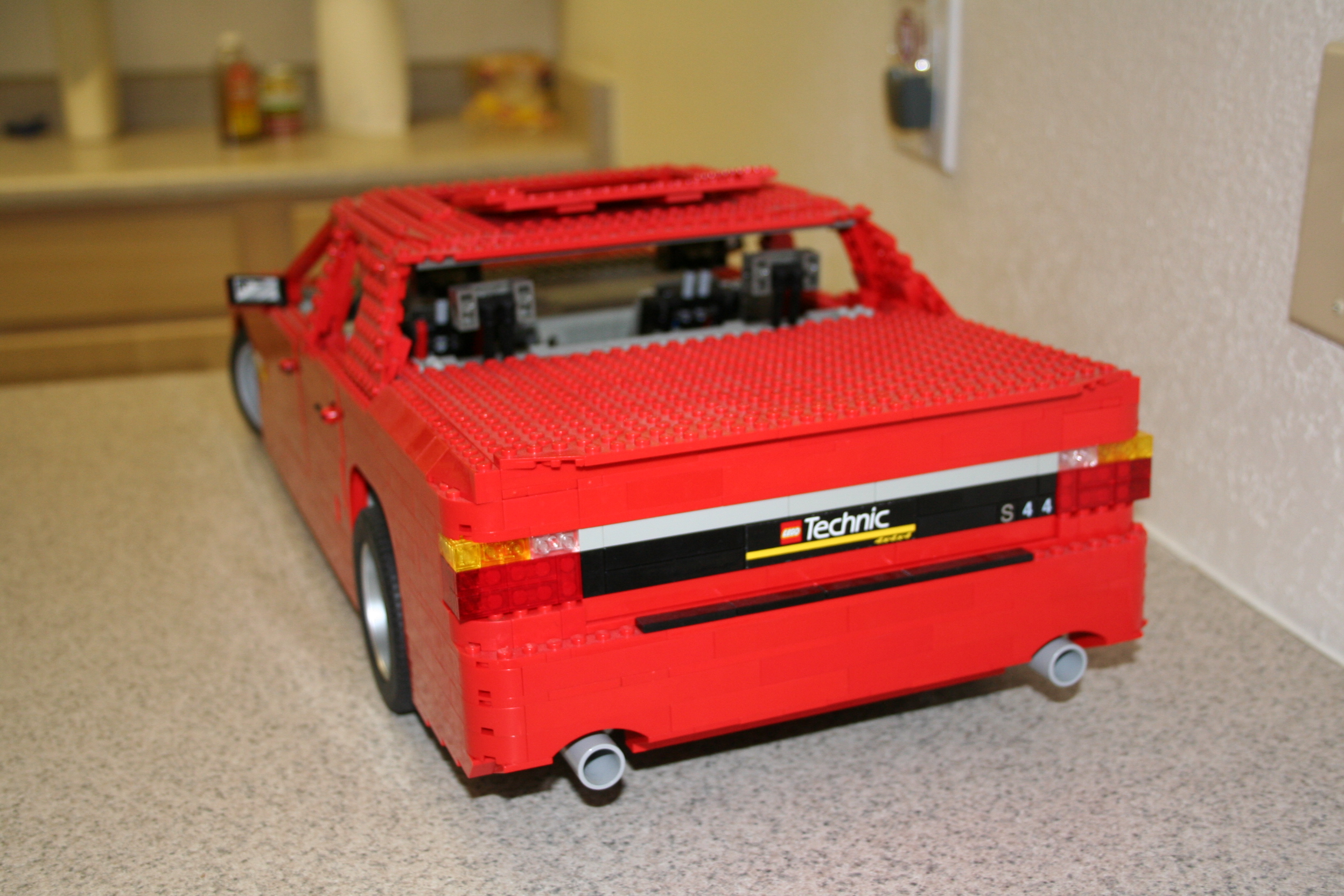 red_sedan_001.jpg