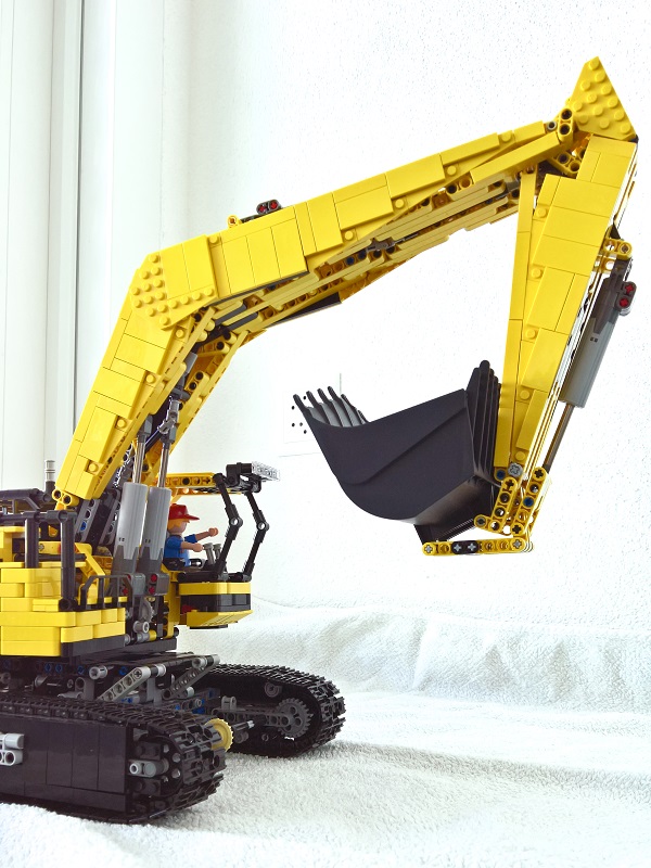 excavator02_raw_auto_s.jpg