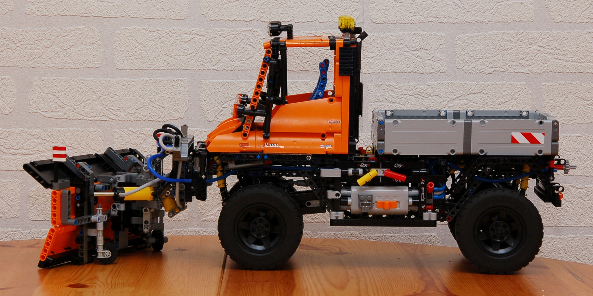 8110_unimog_snowplow_03.jpg