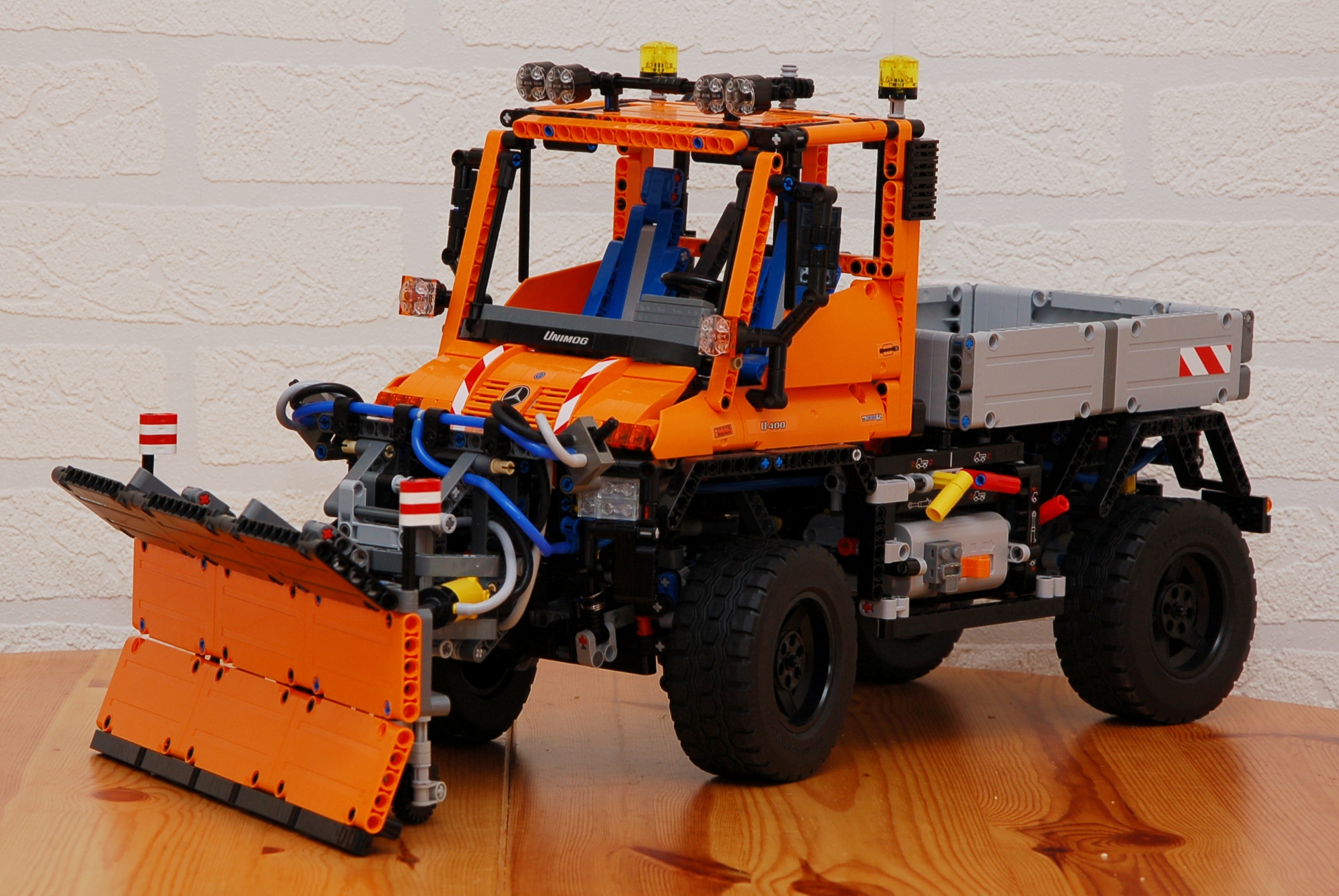 8110_unimog_snowplow_04.jpg