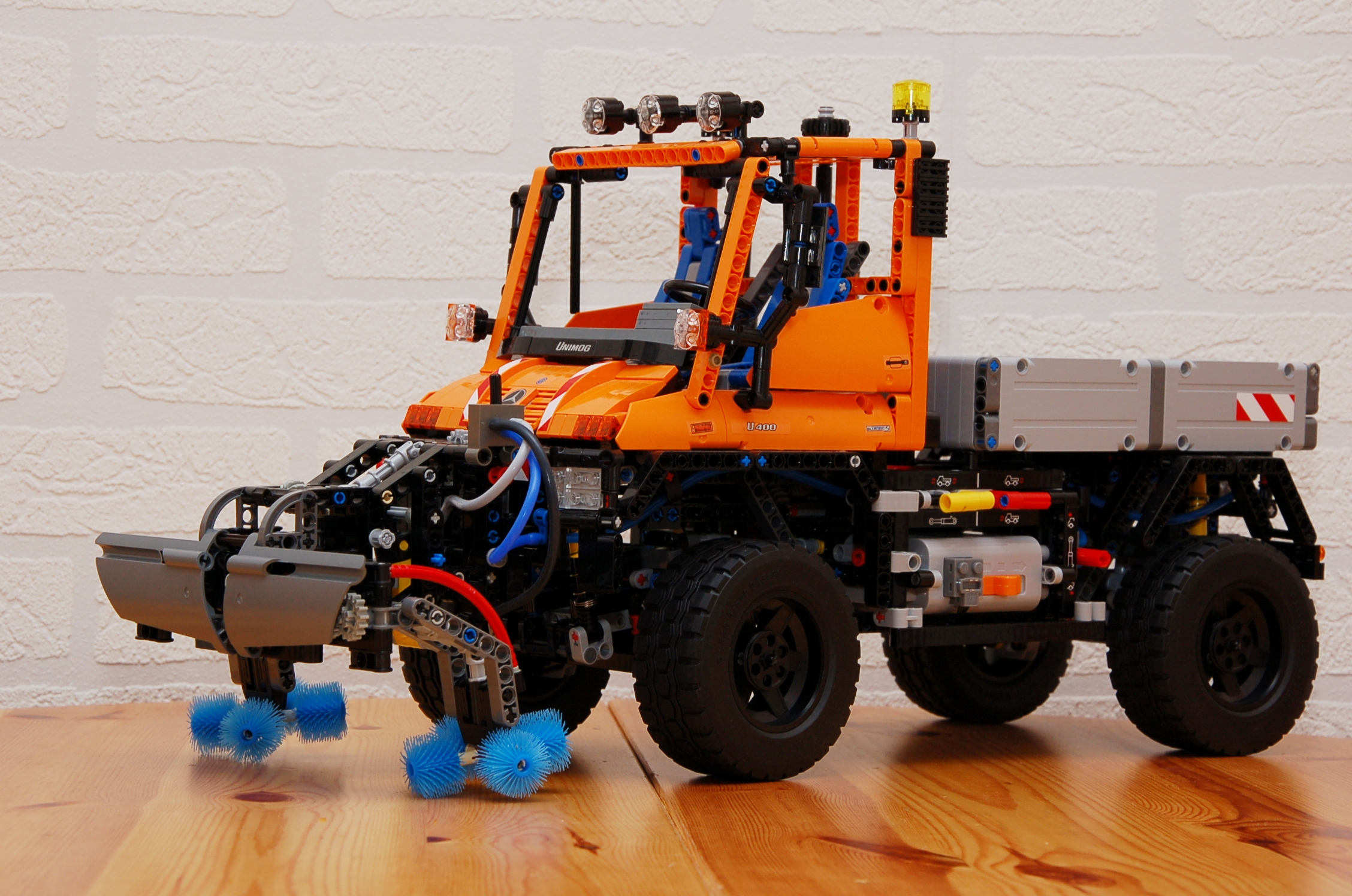 8110_unimog_sweeper_02.jpg