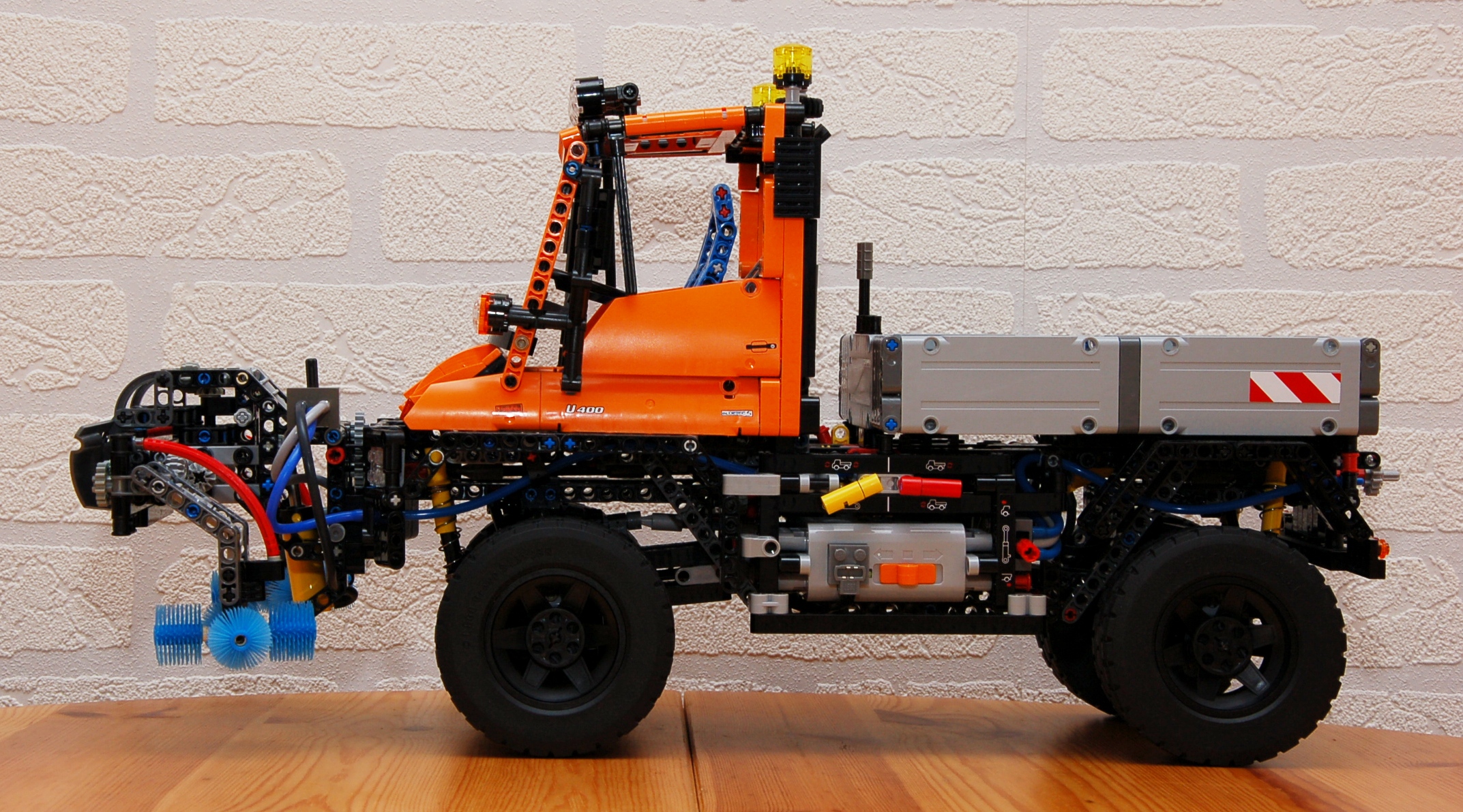 8110_unimog_sweeper_15.jpg