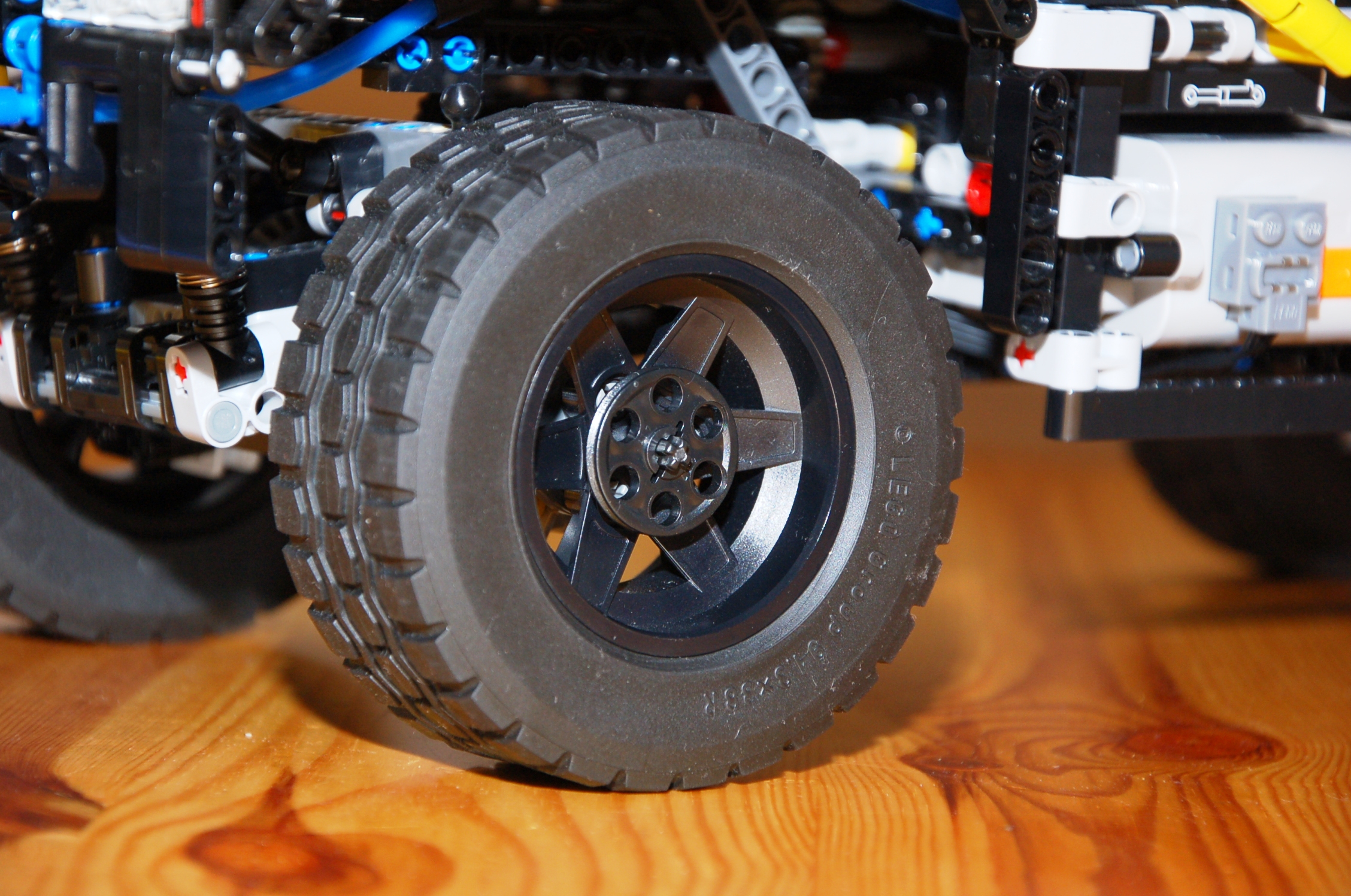 8110_unimog_black_wheel.jpg