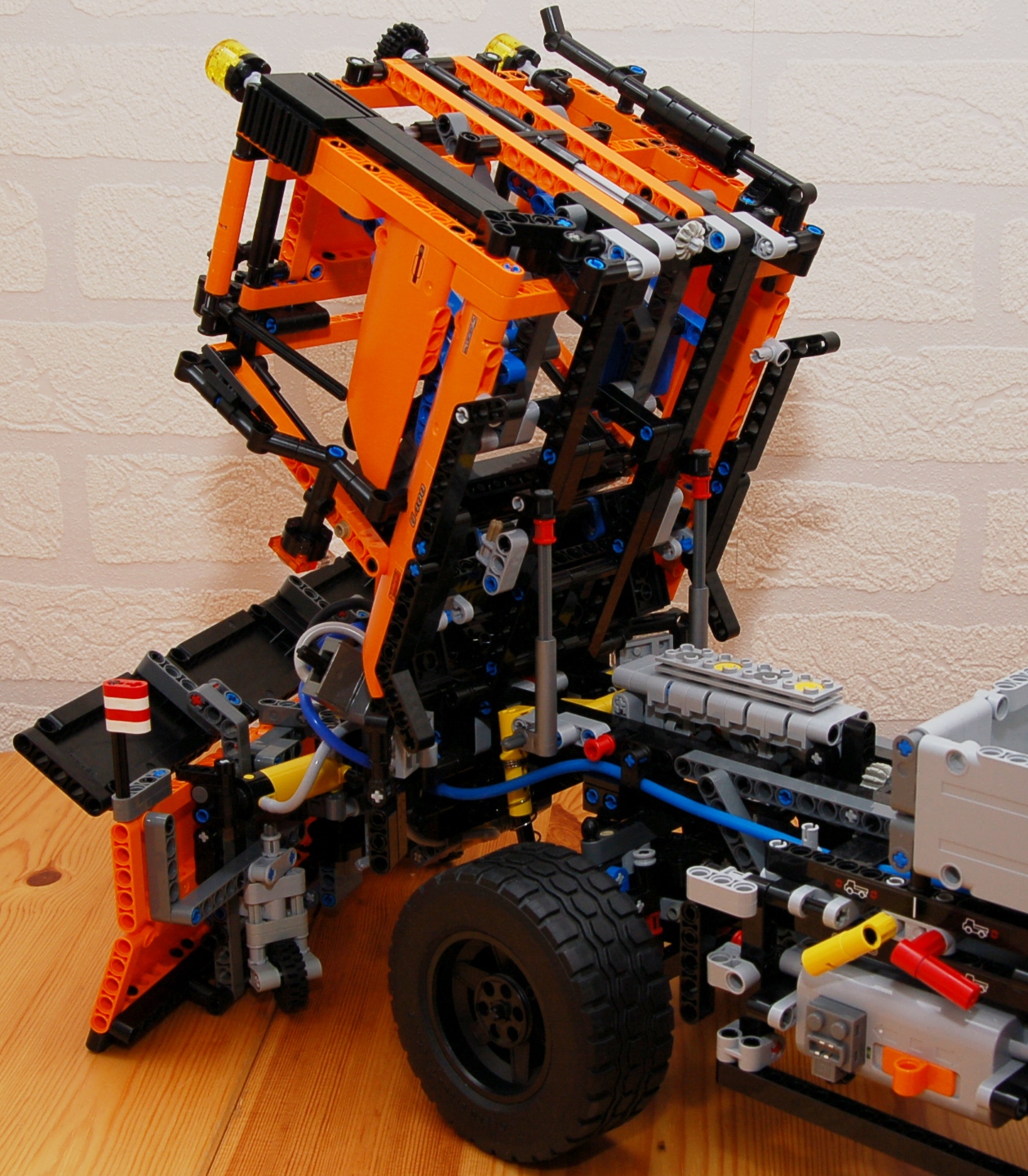 8110_unimog_cap_lifters_1.jpg