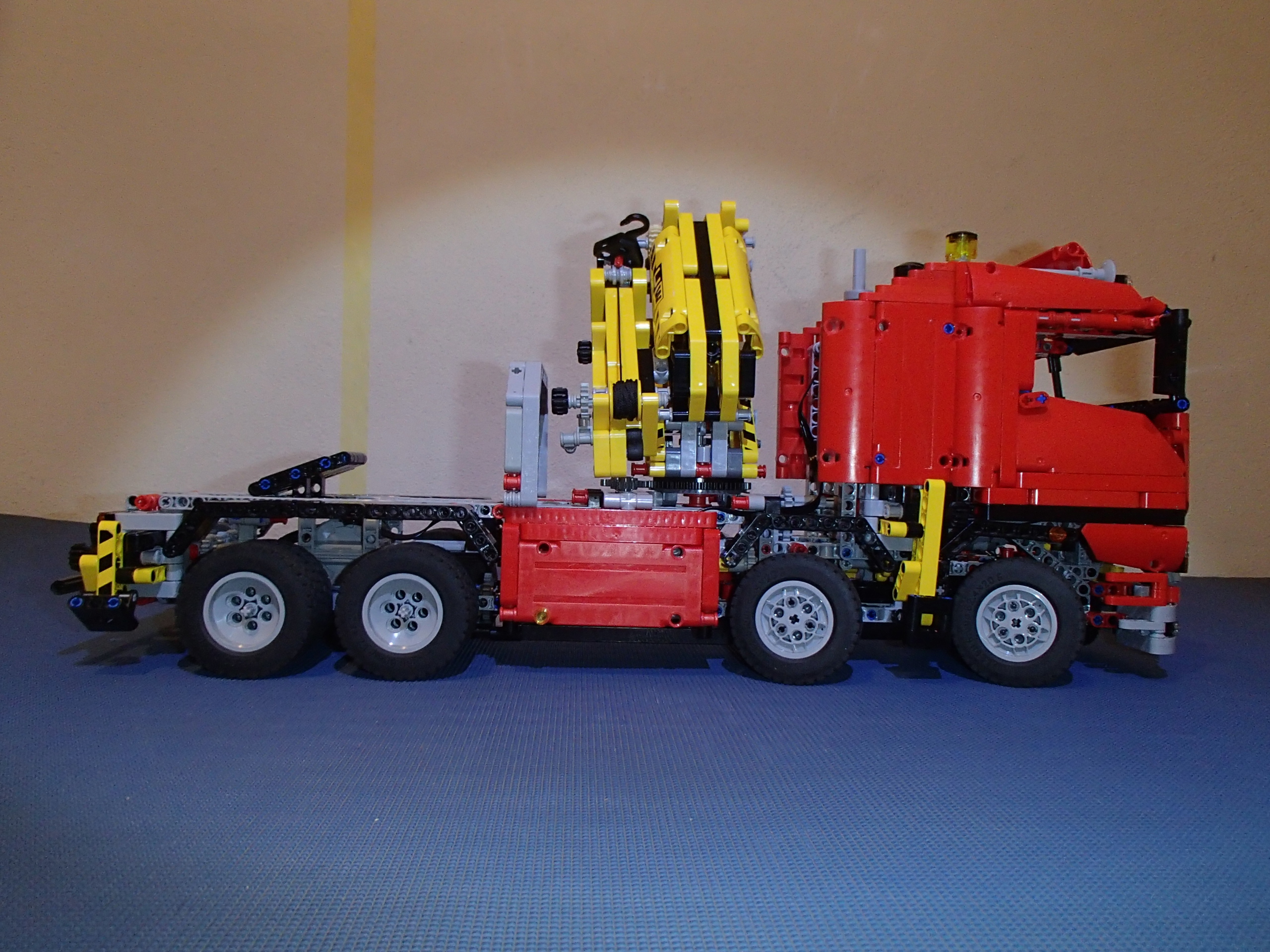 8258_8x8_8wd-001.jpg