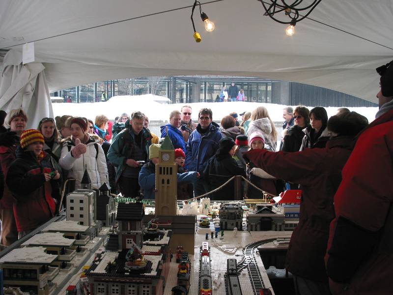 crowd1.jpg