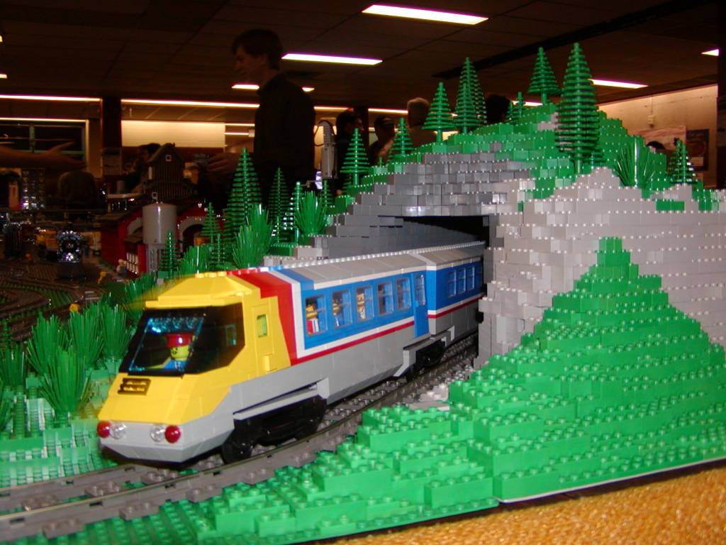 000apt_tunnel1.jpg