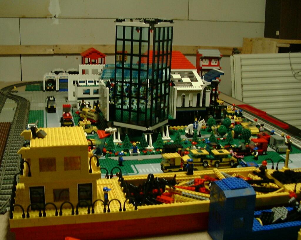 legoapr200202.jpg