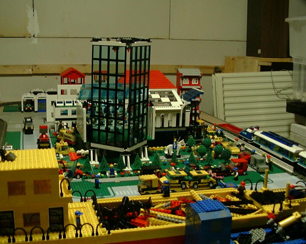 legoapr200204.jpg