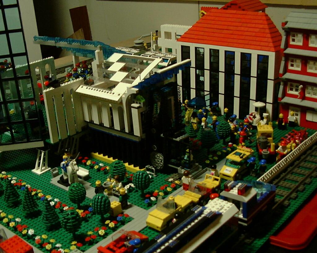 legoapr200205.jpg