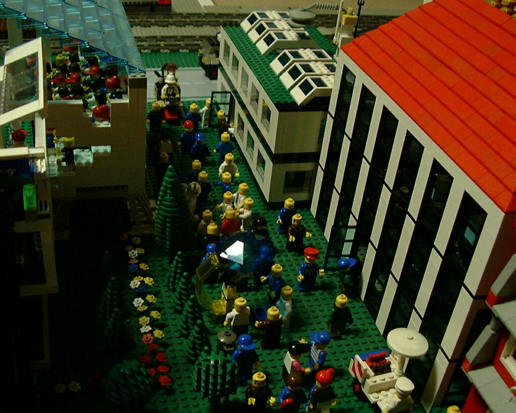 legoapr200208.jpg