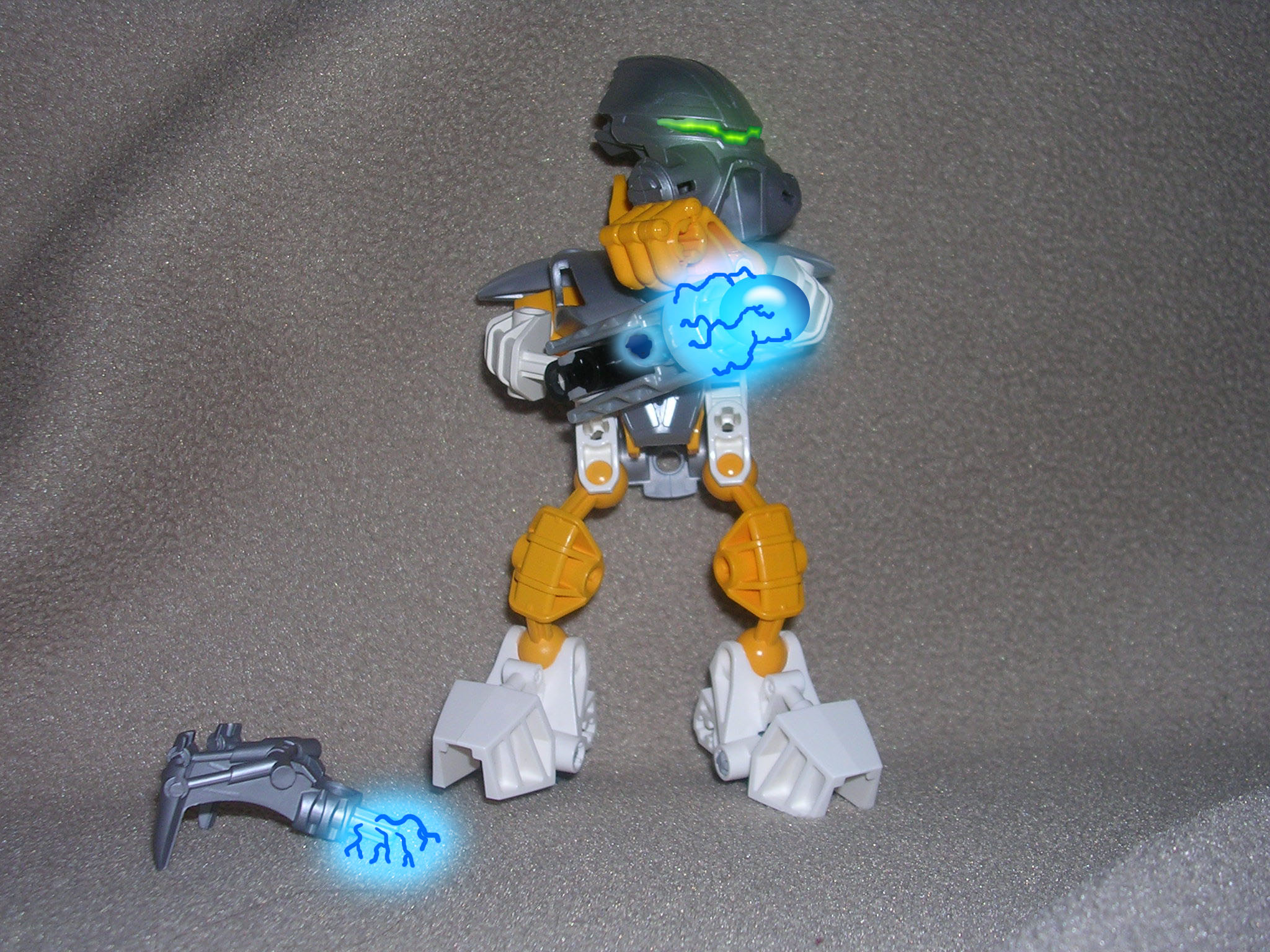 claw_matoran_glow_copy.jpg