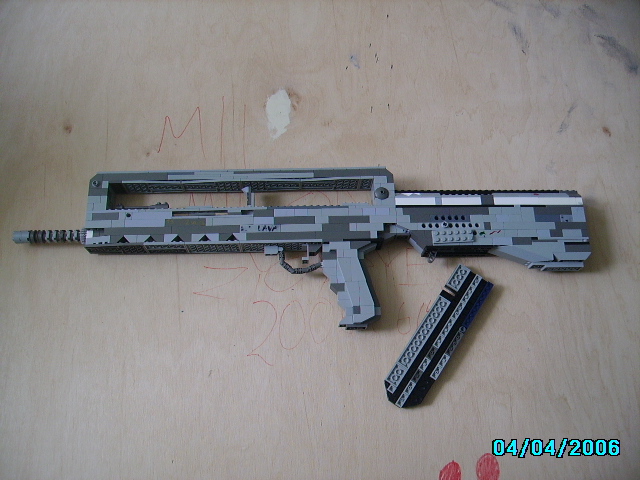 famas_002.jpg