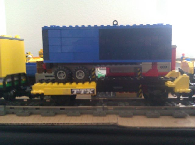 ttx_piggyback_car_with_blue_trailer.jpg