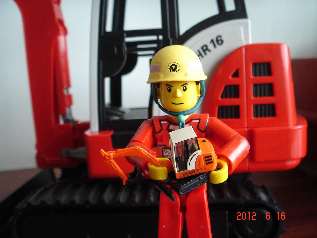 bruder_excavator_ucc-office_01.jpg