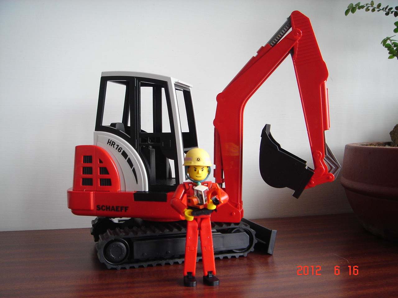 bruder_excavator_ucc-office_03.jpg