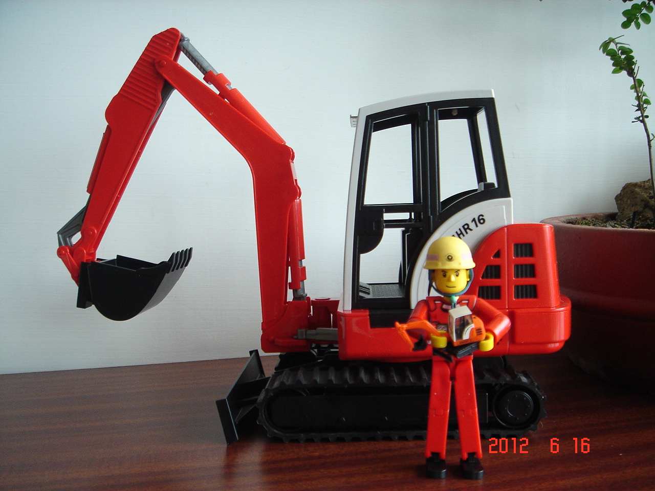 bruder_excavator_ucc-office_05.jpg