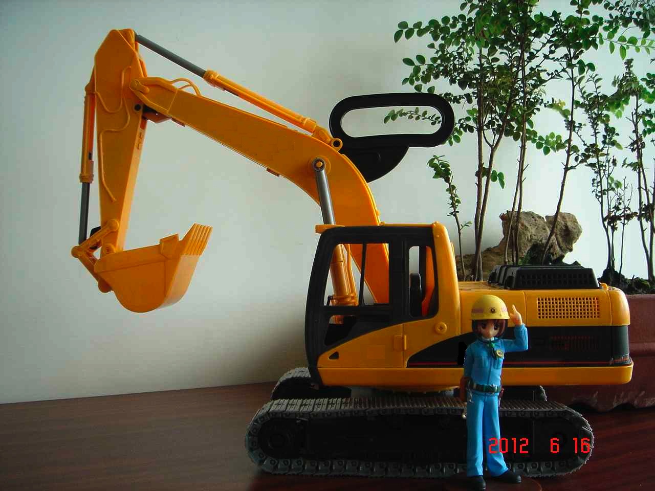 excavator_ucc-office_0616002.jpg