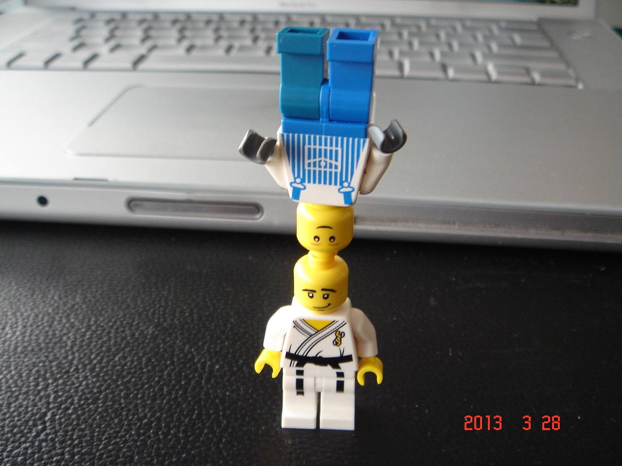 lego_minifig_ucc-office_003.jpg