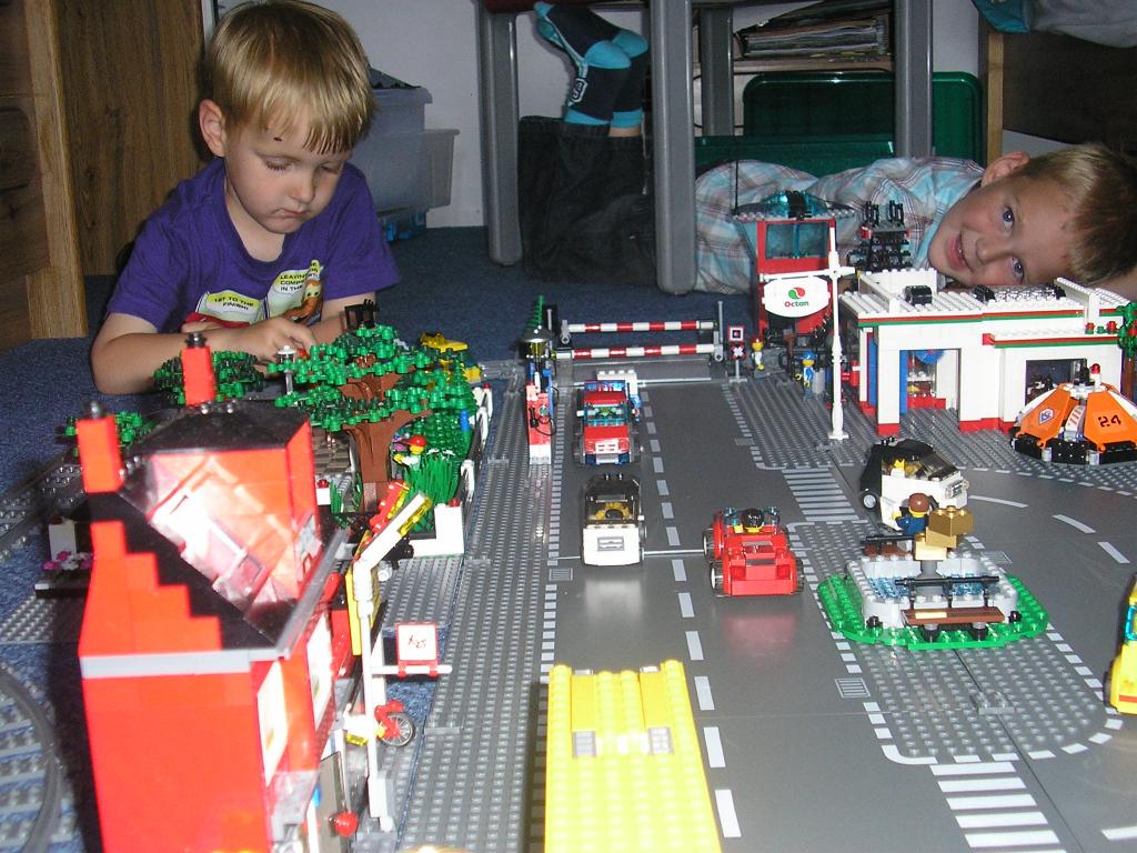 my_kids_playing_with_lego-1.jpg