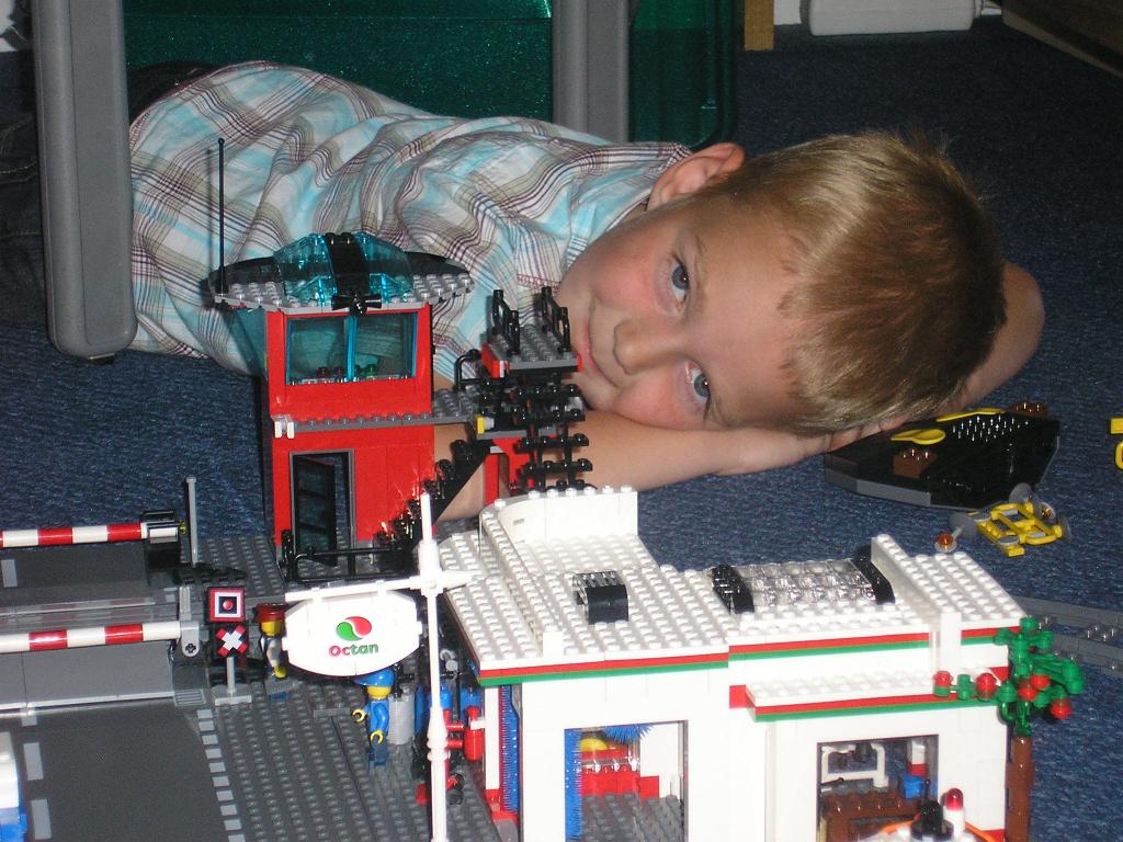 my_kids_playing_with_lego-2.jpg
