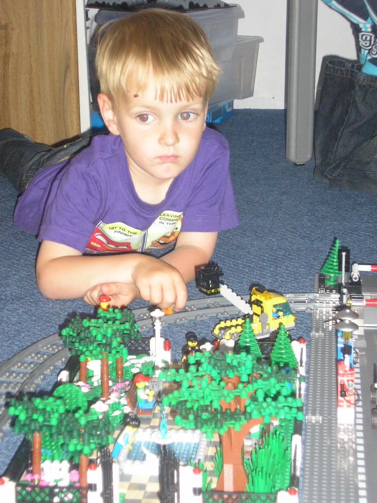 my_kids_playing_with_lego-3.jpg