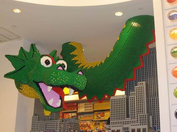 lego-shop_ny_2011_dragon_img_6861.jpg