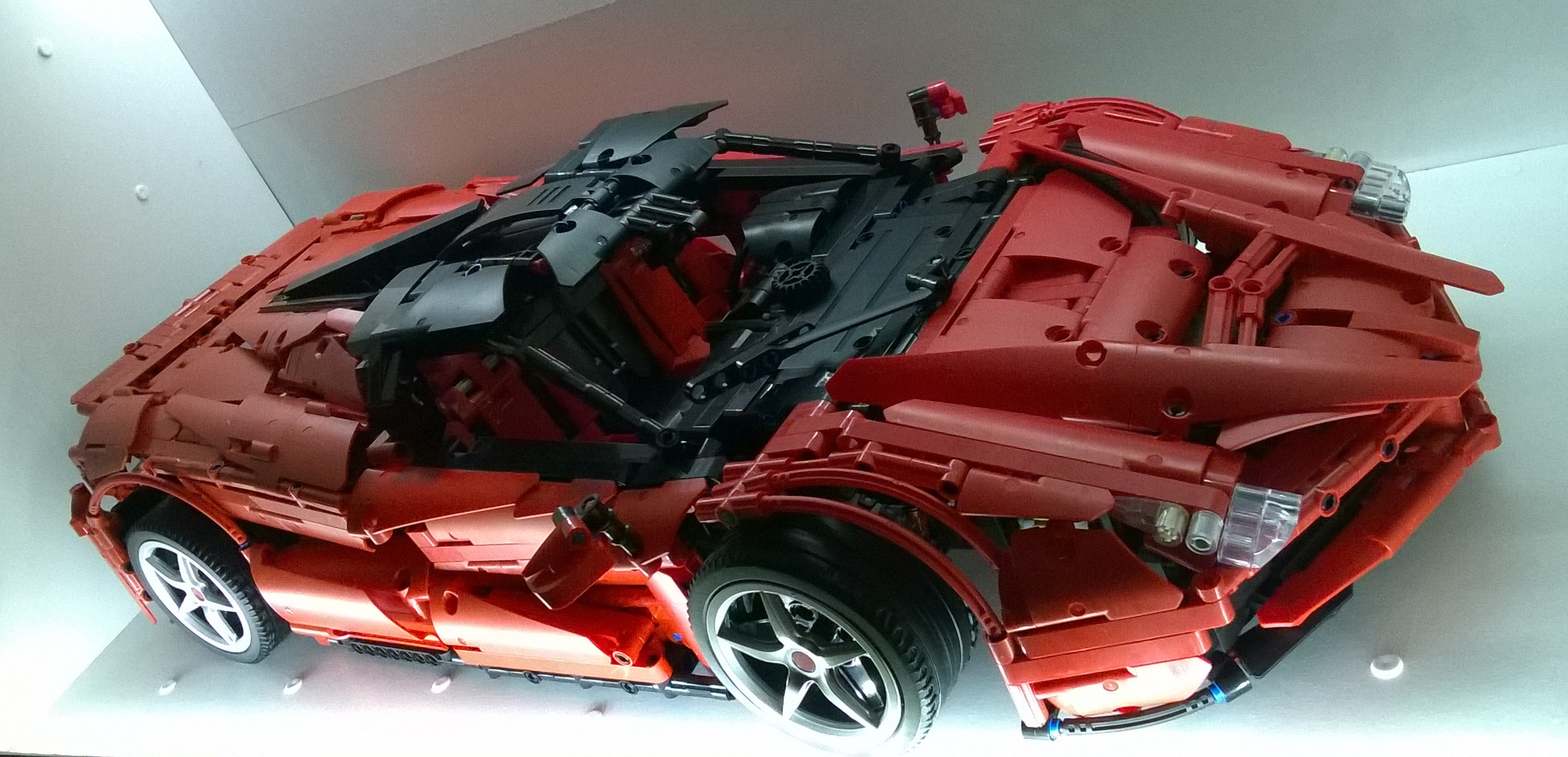ferrari_laferrari_1.jpg
