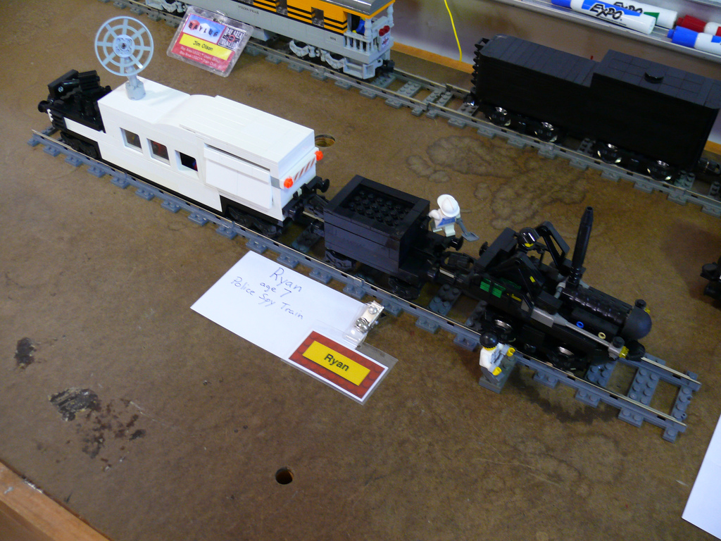 02_contest_entry_police_spy_train.jpg