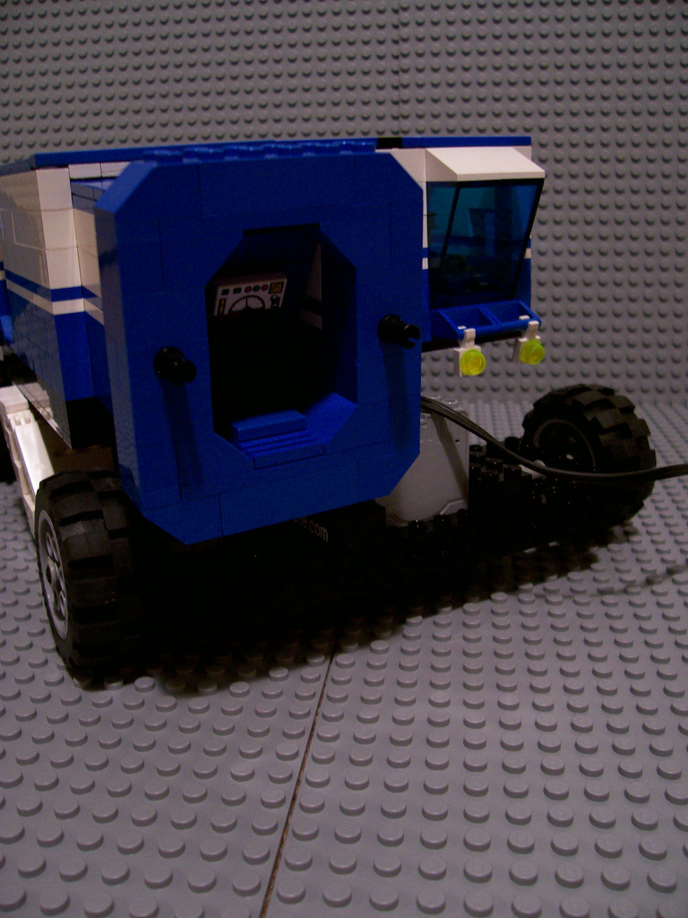 07_moonbase_door_half_open.jpg