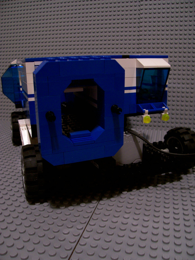08_moonbase_door_open.jpg