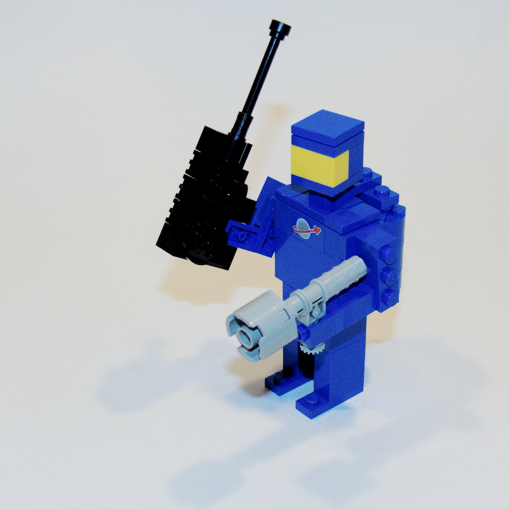4_miniland_classic_spaceman_front_left.jpg