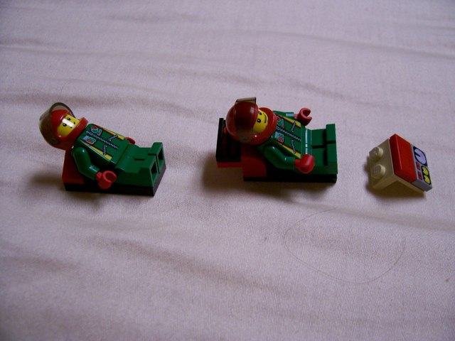 scarlet_mayhem_07_minifigs_and_controls.jpg
