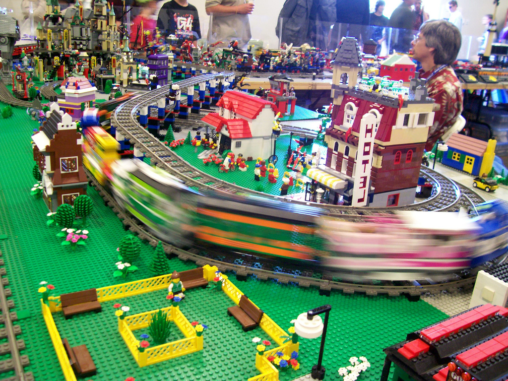 60_fast_train_on_figure_eight.jpg