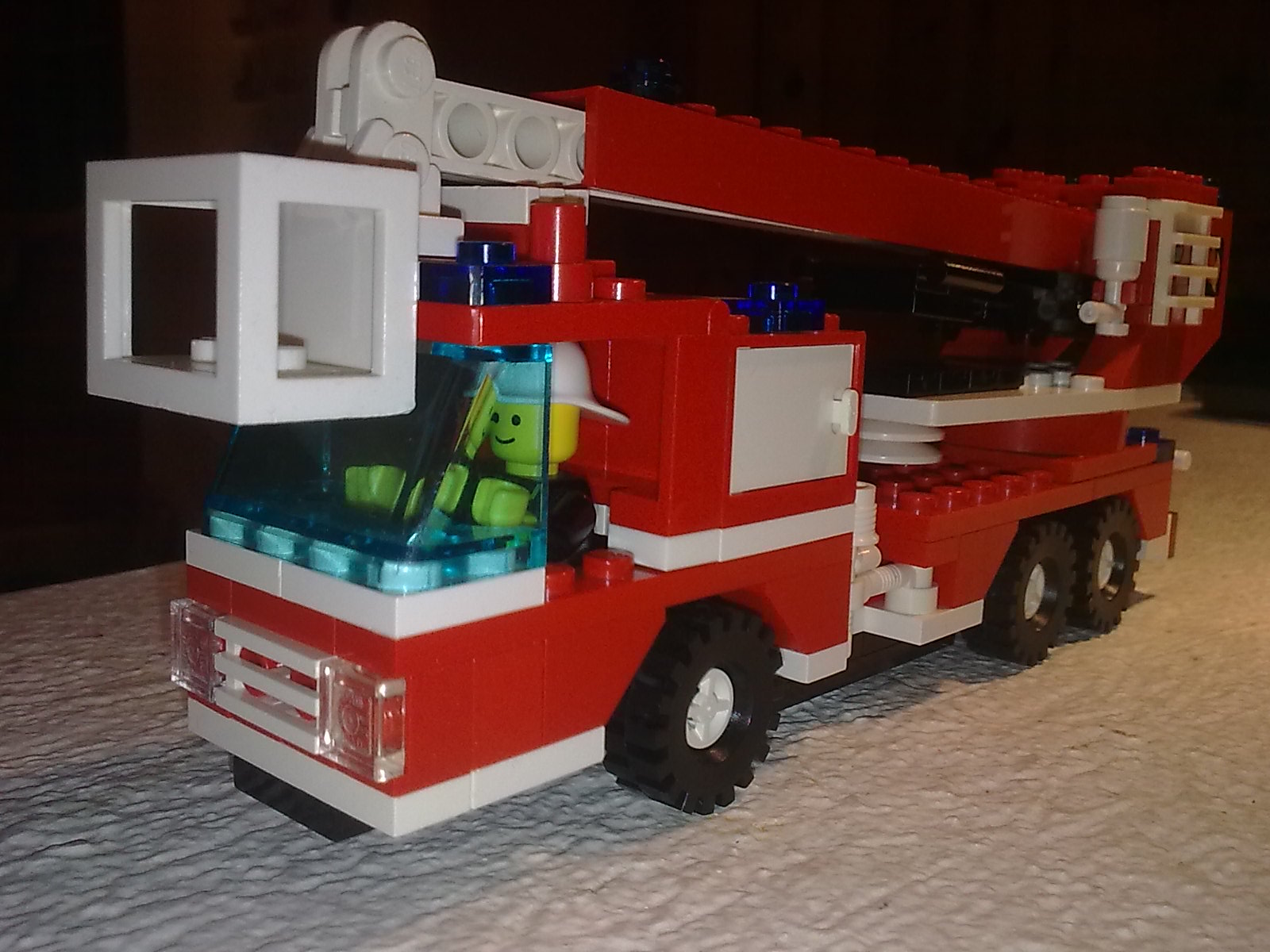 05_moc_-_lego_6358_fire_truck.jpg
