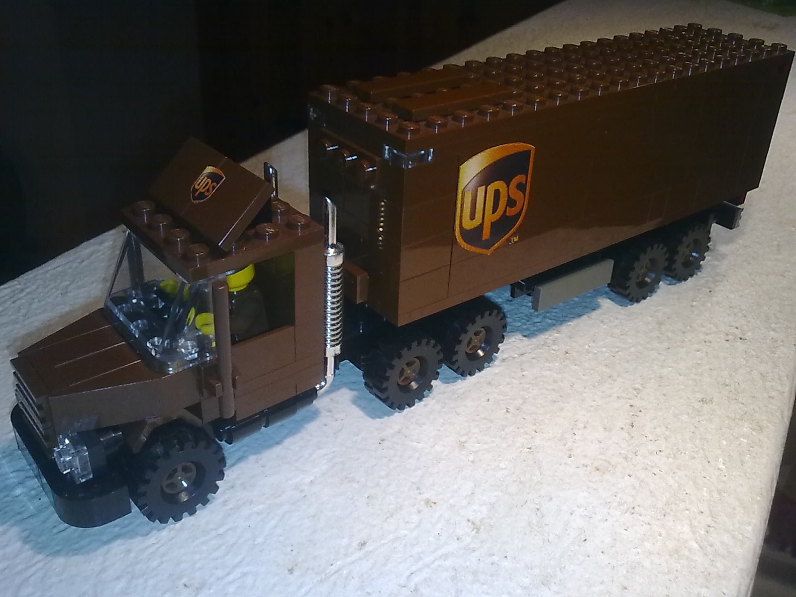 01b_moc_-_ups_truck.jpg