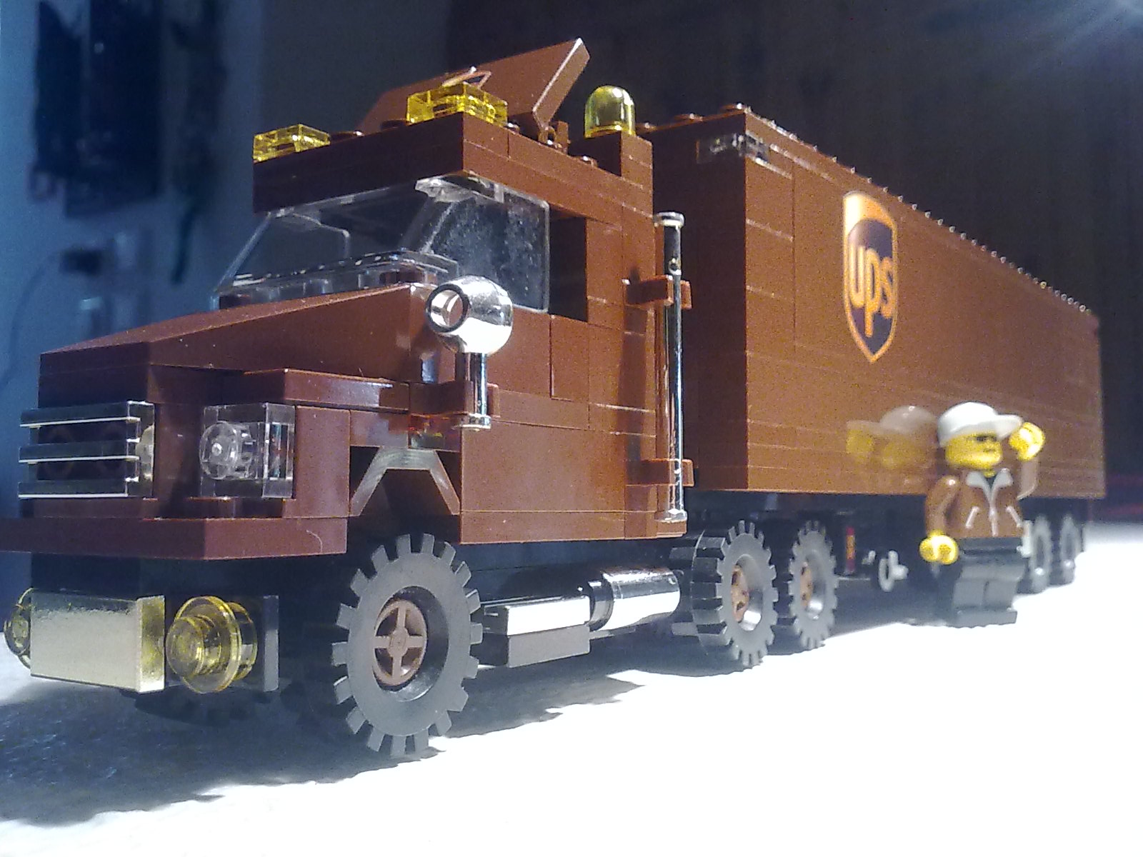18_moc_-_ups_truck.jpg