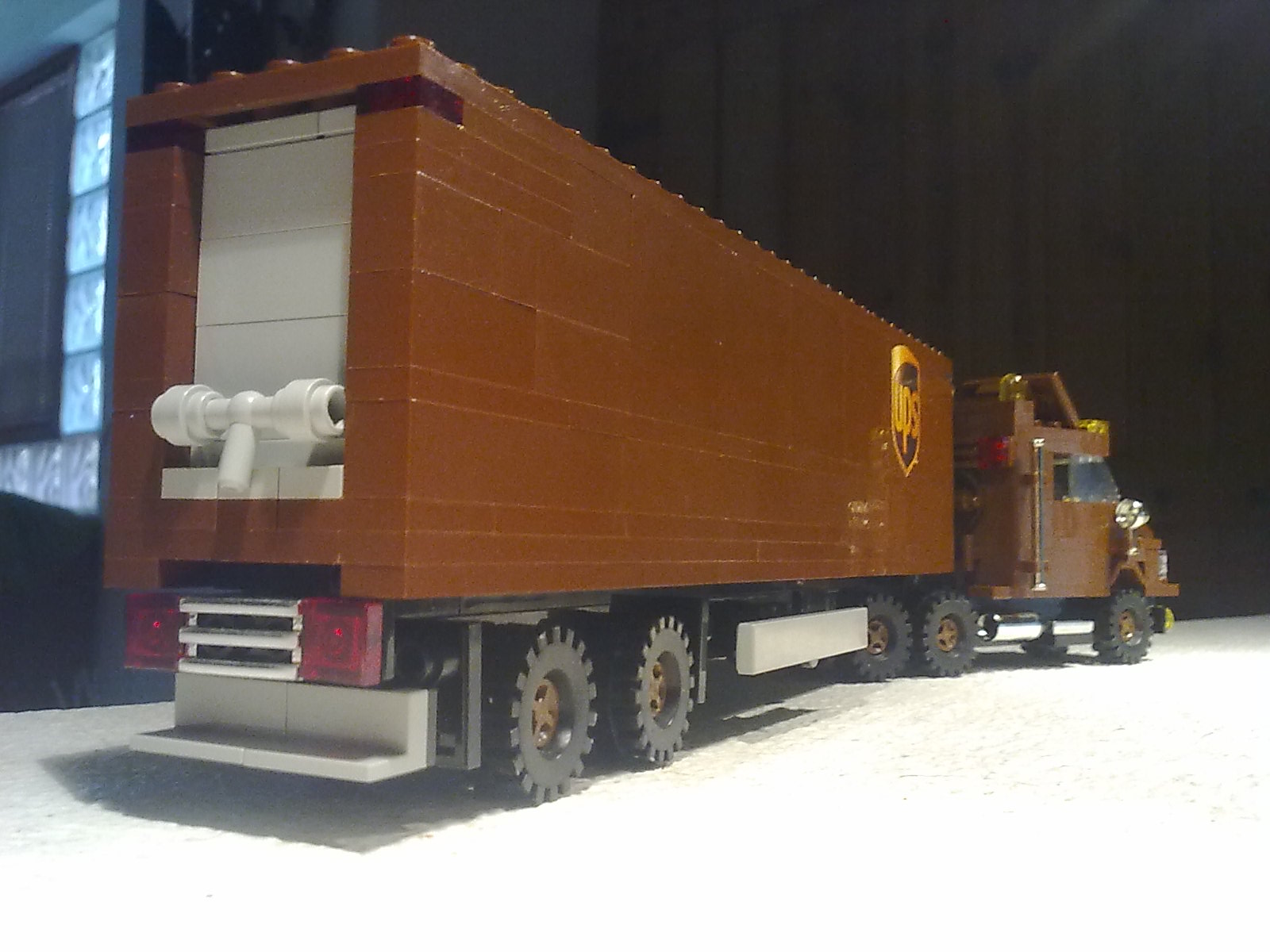 18b_moc_-_ups_truck.jpg