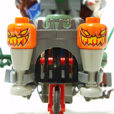 01_jack_o_lantern_at_gate.jpg