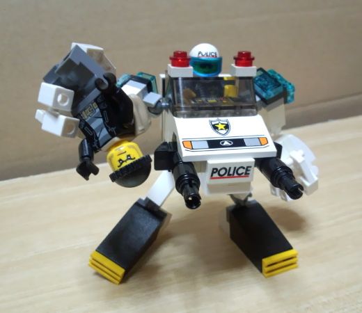 03policemecha.jpg