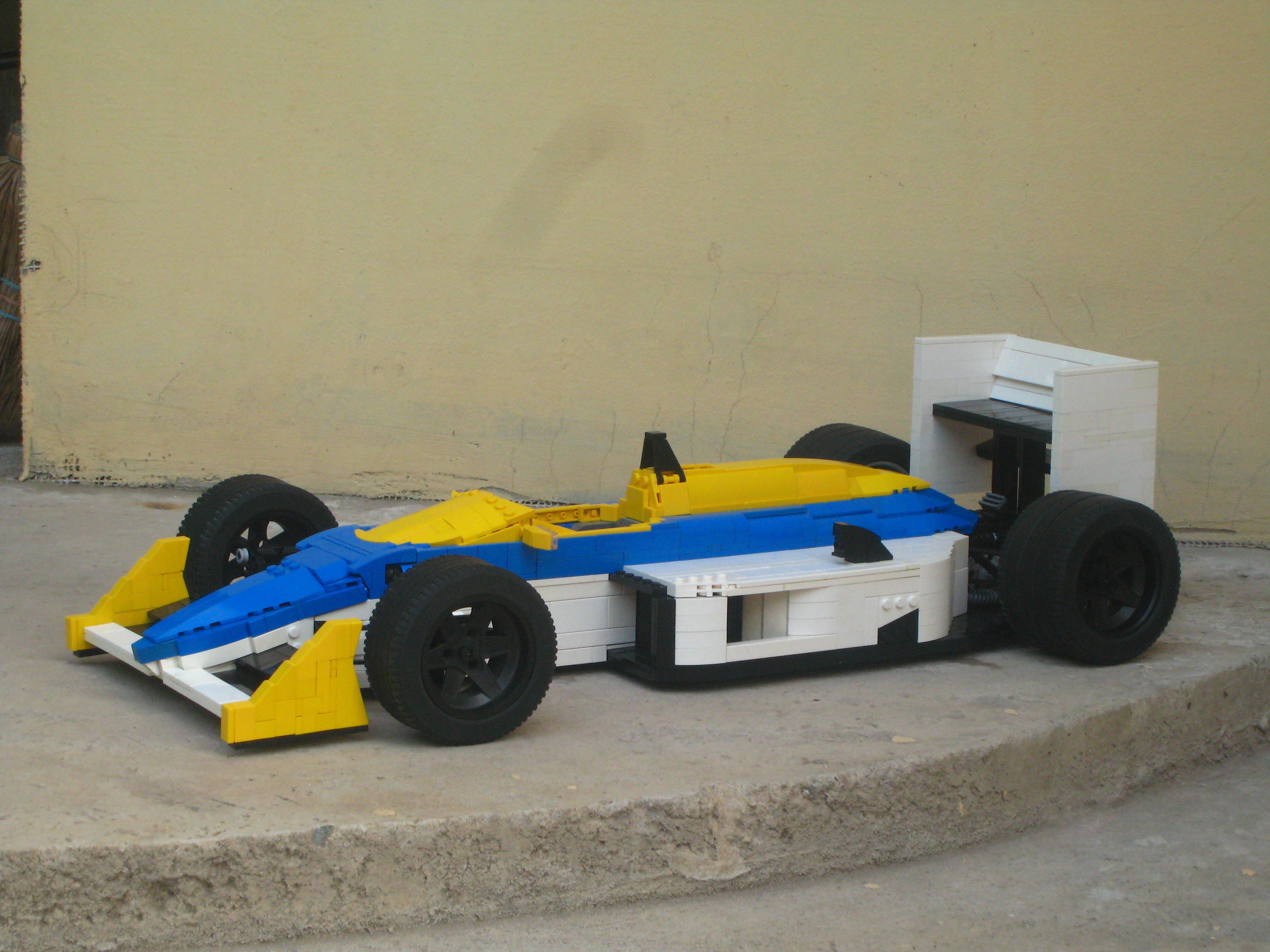 williams-fw11_04.jpg