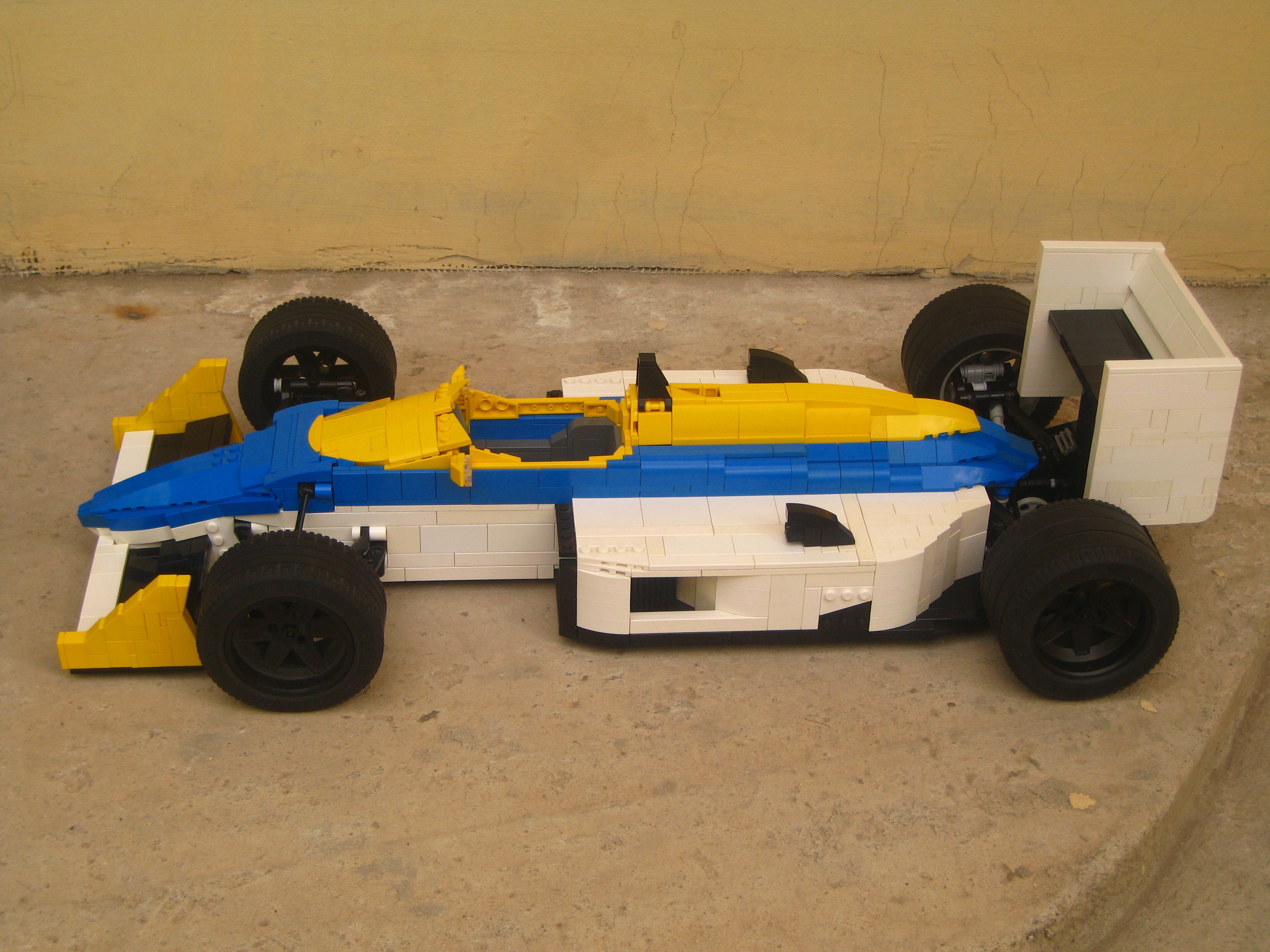 williams-fw11_06.jpg